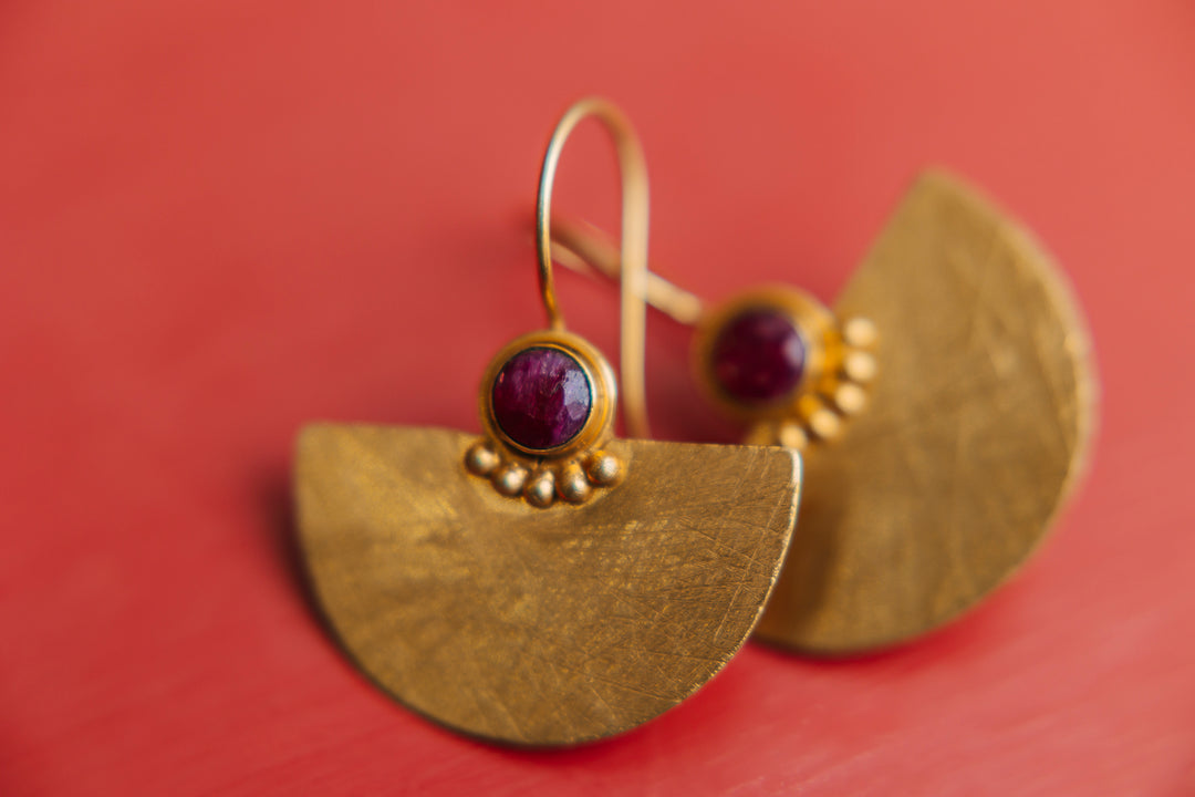 Half-Moon Earrings Red Stone