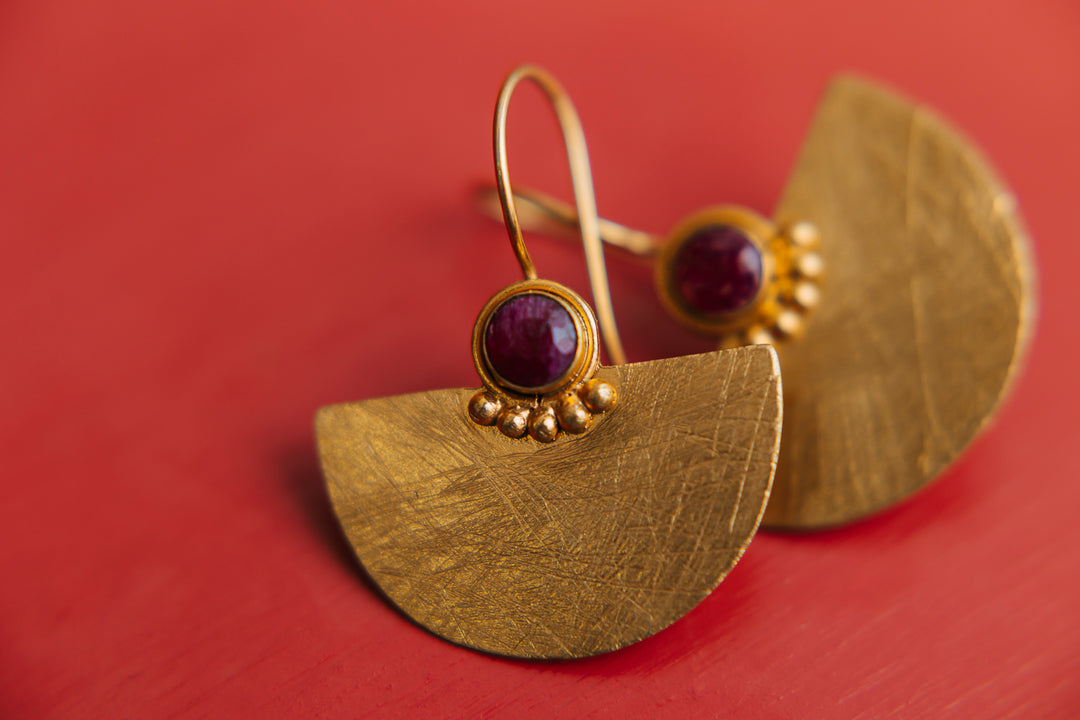 Half-Moon Earrings Red Stone